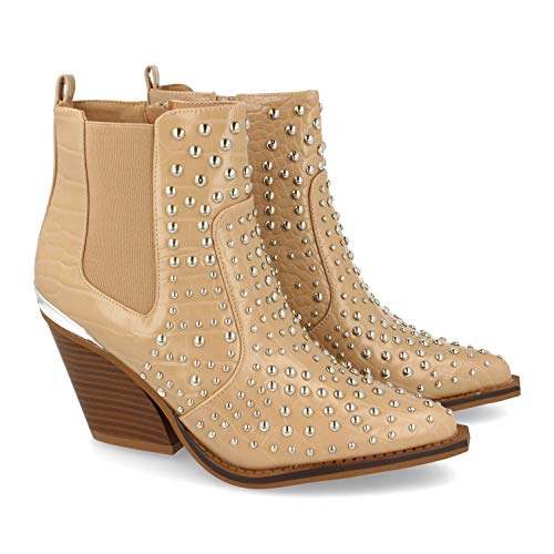 Botin de Tacon para Mujer, Adornado con Tachuelas, Detalle Metalico en Talon, Elastico en el Tobillo, y Cierre de Cremallera, Otono Invierno 2020. Talla 36 Beige