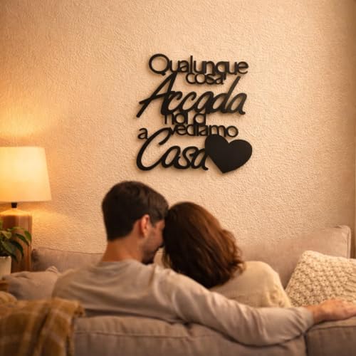 Generico Scritta Decorativa da Parete 3D Qualunque Cosa Accada Noi Ci Vediamo a Casa 23x24 cm | Decorazione Murale in PLA | Vari Colori | con Anelli per Appensione | Idea Regalo Casa Nuova