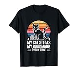 Vous voyez votre chat se blottir sur votre roman. Ce thème de lecture félin met en valeur votre vie de maman ou de papa chat, des moments tranquilles de la bibliothèque aux chapitres de fin de soirée sur le canapé.