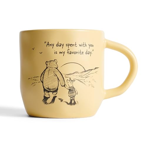 Fyrklövern Disney Winnie Puuh Becher 30 cl ? Hochwertiges Steingut mit Winnie Pooh, mit originellen Zitaten und handgefertigtem Touch. (Gelb) für 26,90 EUR bei amazon.de Bild: Fyrklövern Disney Winnie Puuh Becher 30 cl ? Hochwertiges Steingut mit Winnie Pooh, mit originellen Zitaten und handgefertigtem Touch. (Gelb) für 26,90 EUR bei amazon.de