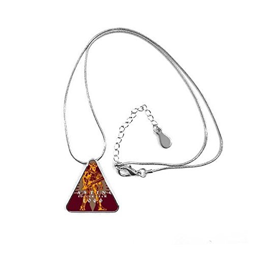 Pendentif triangle motif totem avec finition soignée et chaîne élégante