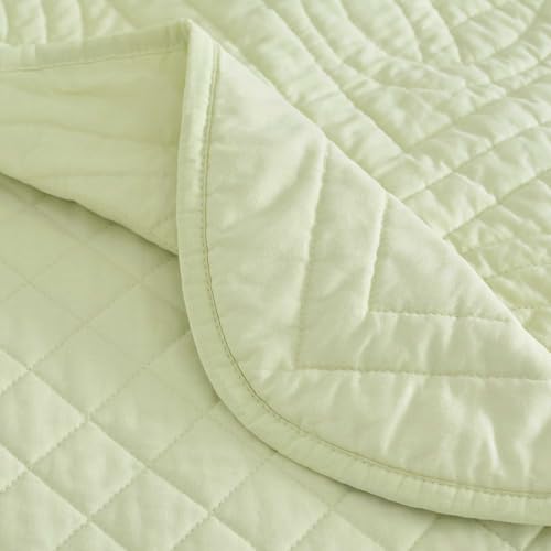 Image of Martha Stewart - Queen Size Quilt Set, Soft & Breathable Cotton Percale Quilted Bedding with Matching Pillowcases, Scalloped Edge Bed Set, Vintage Scallop Green