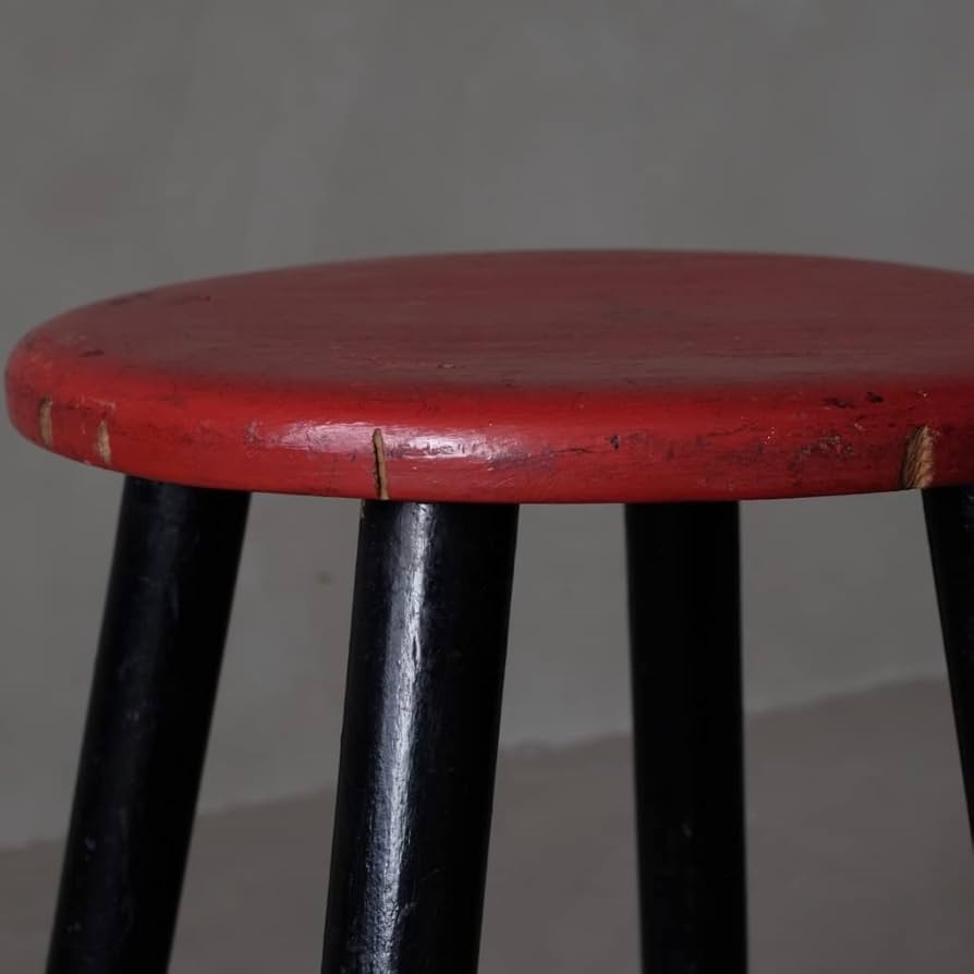 古く味のある木製の丸椅子 Amazon｜02075ブナ材赤と黒の丸椅子Bスツールチェア古家具古道具