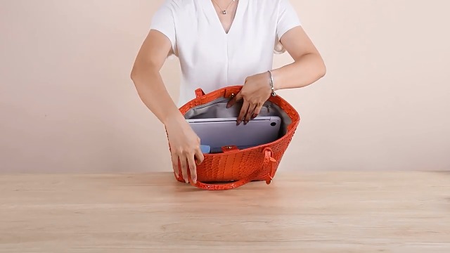 Bolso Tote de Mujer con Estampado de Cocodrilo y Billetera 2pz miniatura 7