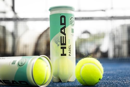 Envase de HEAD PADEL ONE junto a pelotas en una cancha de pádel