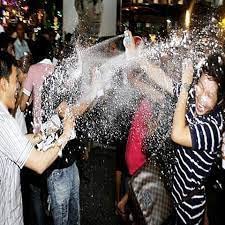 TOTA Snow Spray for Birthday Christmas Holi New Year Marriage Anniversary  Party (Random 2 Color, Pack of 2-250 Ml Each, 500 Ml) : Amazon.in: Home &  ...