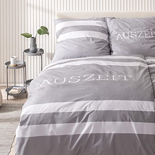 MTOnlinehandel TRAUMHELDEN Auszeit Bettwäsche 155x220 - Schriftzug Auszeit grau gestreift, Kissen-Bezug 80x80 + Bett-Bezug 155x220 cm, 100{134a6fe98660c072fe2414940667d16275b1478e2efa337bf87dda3c2bcec145} Baumwolle MTOnlinehandel TRAUMHELDEN Auszeit Bettwäsche 155x220 - Schriftzug Auszeit grau gestreift, Kissen-Bezug 80x80 + Bett-Bezug 155x220 cm, 100{134a6fe98660c072fe2414940667d16275b1478e2efa337bf87dda3c2bcec145} Baumwolle