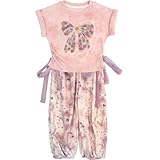 Fabriqué à partir de matériaux de haute qualité, y compris les jeans et le T-shirt, pour assurer le confort et la durabilité.