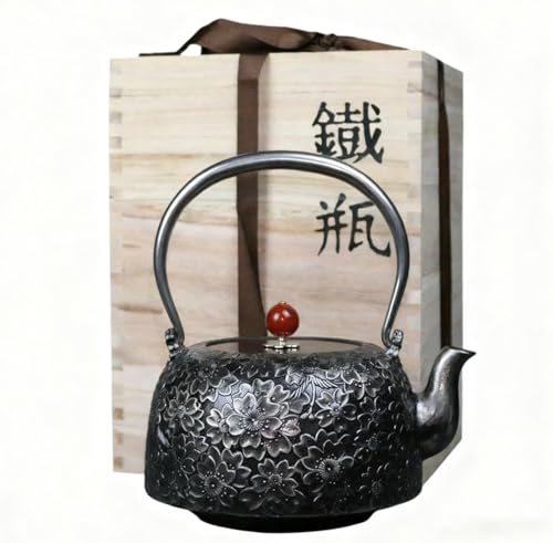 レイテイ(株) 南部 鉄瓶 南部鉄器【草長桜舞】日本 岩手 いわて 伝統工芸 南部鉄瓶 鉄器 茶道具 鉄分補給 茶こし付き 鉄びん 急須 各種熱源対応 (1.6L)-TH-04