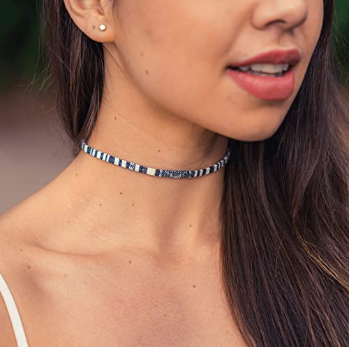Foto von Made by Nami Boho Surfer Choker-Halsband - Verstellbar und 100% Wasserfest - Bunte Ethno Hippie Choker-Kette für Damen und Mädchen - Handmade Sommer Festival Strand Accessoires (Weiß)