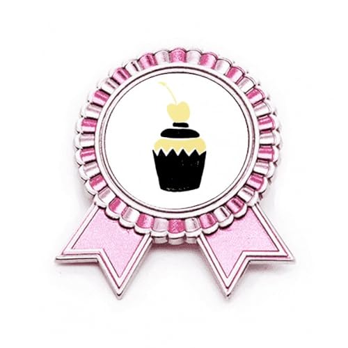 Broche Love Cake rose en métal pour une finition élégante sur vos vestes de mi-saison