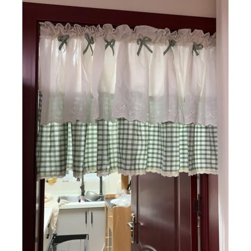 Cortinas cortas de lino que eliminan reflejos molestos en ventanas de cocinas 5