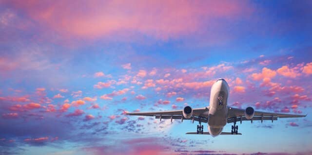 Tableau acrylique avion blanc dans le ciel bleu et nuages roses