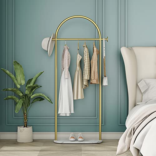Portant à vêtements robuste et stable grâce à sa base en marbre chic