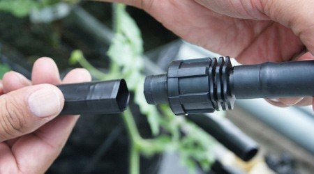 Tuyau pour arrosage goutte à goutte 16 mm Jauge épaisseur de paroi 6 mm. Goutteurs touts les 20 cm. Rouleau de 300 m. Tuyau plat avec débit 4 litres par heure.