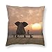 HZLM Housse de coussin en forme d'éléphant et de chien assis sur une plage, un lit, un canapé, un lit, un coussin de couchage doux 45 x 45 cm