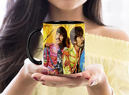 The Beatles Sgt. Pepper’s Lonely Hearts Club Band Tasse Ceramique Intérieure et Poignée Noire Black Inner and Handle Mug - Les Beatles, Paul McCartney, John Lennon, RIngo Starr, George Harrison The Beatles Sgt. Pepper's Lonely Hearts Club Band Tasse Ceramique Intérieure et Poignée Noire Black Inner and Handle Mug – Image 4