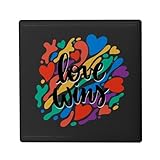 DÉCORATION UTILE : Joignez l'utile à l'agréable. En plus d'habiller votre frigo avec le design Love Wins Couleurs LGBT Arc en Ciel Amour Gay Trans Lesbien, cet aimant est suffisamment puissant pour maintenir vos listes de courses, photos, cartes postales ou dessins d'enfants bien en vue.