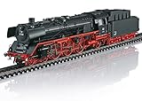 Ikonische Dampflokomotive – Durch die legendäre schwarz-rote Lackierung der Lokomotive wird sofort klar: Hier fährt ein berühmter Klassiker über die Gleise. Der Betriebszustand um 1965 (Epoche III) zeigt eine leistungsstarke Güterzug-Dampflok der DB mit Betriebsnummer 01 105.