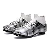 TOMAIA ALTAMENTE DUREVOLE: la zona del collo del piede e della punta delle scarpe da ciclismo SENDY sono realizzate in pelle PU, che offre un eccellente avvolgimento e controllo. Questo è un materiale liscio e altamente resistente sviluppato appositamente per le nostre scarpe. Il materiale della tomaia è super leggero, ma ha un'eccellente resistenza alla trazione. La finitura aiuta a prevenire la polvere ed è molto facile da pulire.