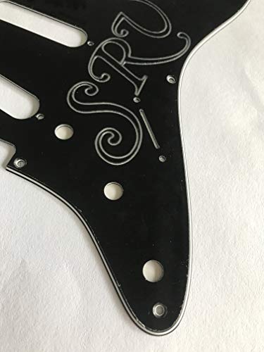 Pickguard pour guitare US Fender 57′ 8 vis SRV Logo Strat - Les Beatles, Paul McCartney, John Lennon, RIngo Starr, George Harrison Pickguard pour guitare US Fender 57' 8 vis SRV Logo Strat – Image 5