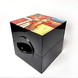 Une dizaine de couche de laque sont nécessaires à sa fabrication artisanale. Chaque pièce est donc unique par sa fabrication manuelle, c’est pour cette raison que chaque modèle peut légèrement varier d’une pièce à l’autre (couleur, peinture, nacre, etc.) et lui confère son charme si particulier. Pour ses raisons, nous vous remercions par avance pour votre indulgence et compréhension