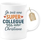 Commencez chaque journée de travail avec une touche d'humour grâce à ce mug 'Super Collègue Christiane'. Un cadeau qui apportera un sourire à votre collègue préférée, tout en étant un accessoire de bureau pratique et stylé.