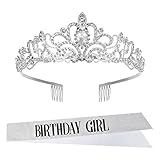 Exquisito Juego de Cumpleaños: El Paquete Incluye Una Corona de Cristal Plateado y Una Banda de Cumpleaños Plateada. Serás La Reina Más Radiante en Tu Fiesta de Cumpleaños.