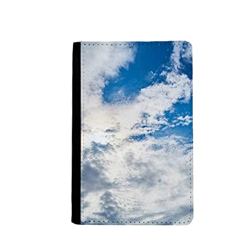 Étui passeport nuages bleu ciel pour organiser vos vacances au soleil