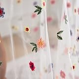 Toile de fond élégante pour de nombreuses occasions, parfaite pour les repas décontractés ou les célébrations festives. Cette nappe améliore le charme esthétique de tous les événements tout en offrant