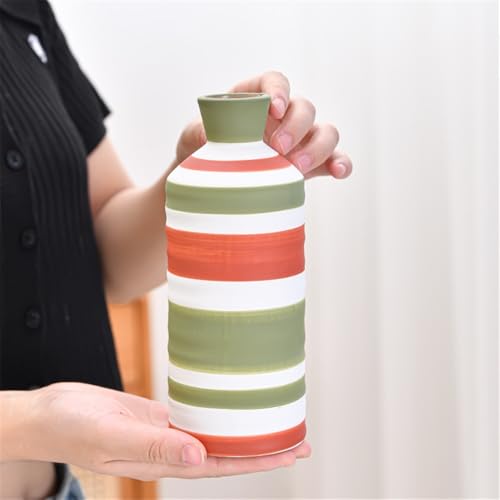 Vase en céramique à rayures pour valoriser vos bouquets de fleurs