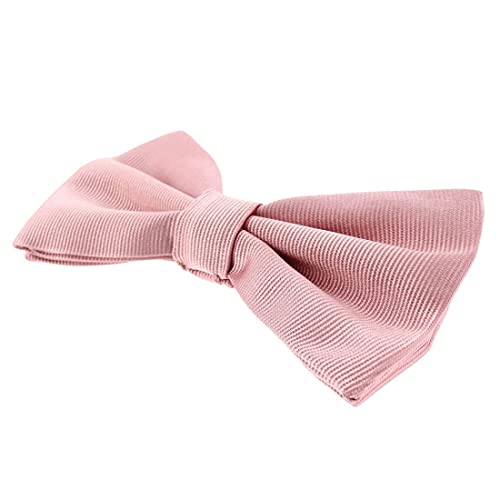 Noeud papillon soie rose contre les tenues de mariage ternes
