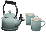 Le Creuset Emaille auf Stahl, Demi-Wasserkocher mit Metall-Finish und Steingut, Set mit 2 Tassen, 1,25 qt. Wasserkocher & (2) 400 ml Tassen, Meersalz