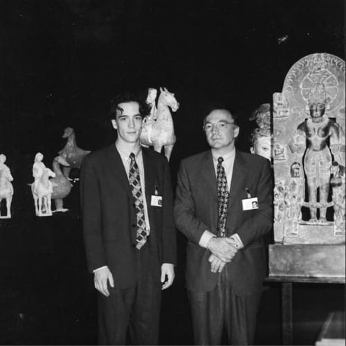 Antiquaire, il &eacute;coute ce que les objets racontent