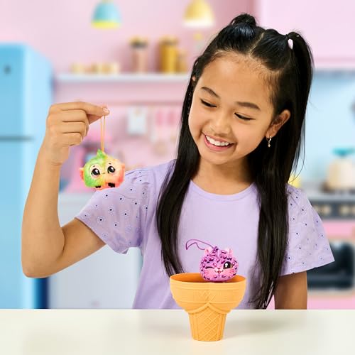 COOKEEZ MAKERY Yum Yumz (2er-Pack): Eiskalt versteckt, spielerisch entdeckt! Gib die Zutaten hinein und zaubere 2 süße, duftende Plüschtiere aus der Eiswaffel. Inklusive Stickern.