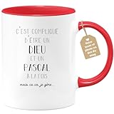 quotedazur - Mug Compliqu� D'�tre Un Dieu Et Un Pascal Mais �a Va Je G�re - Cadeau Humour Pr�nom - Id�e Cadeau Famille Saint Valentin - Tasse Pr�nom Pascal