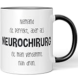 JUNIWORDS Tasse, Niemand ist perfekt, aber als Neurochirurg ist man verdammt nah dran, Schwarz (5789119)