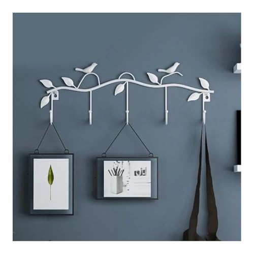 Artesanías de hierro en un elegante perchero de pared blanco 6