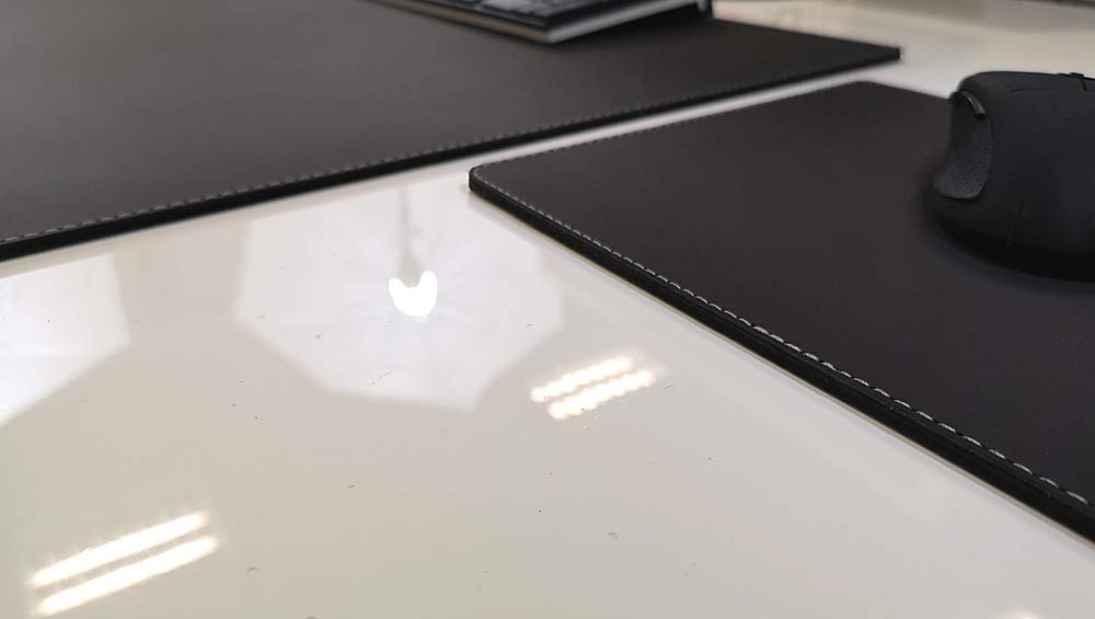 Gewinkelte Schreibtischunterlage mit Kantenschutz + Mousepad Echt Leder Schwarz mit grauer Naht 60 x 38cm Echt Nappaleder glatt