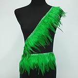 ► Un fleco denso de tacto muy suave, compuesto de plumas naturales para su empleo como material para tocados, confecciones, adornos, disfraces y complementos de moda.