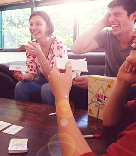 Asmodee - Just One - Jeu de Société Famille - Jeu d 'Ambiance Coopératif pour Enfants dès 8 Ans - Jeu de Cartes avec Mots à Deviner - 3 à 7 Joueurs - 20 Min - Version française - Repos Production