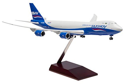 Preisvergleich Produktbild Boeing 747-8F Silkway West Airlines mit Holzstandfuß Maßstab 1:200