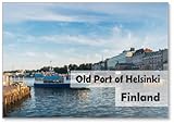 Barco turístico en el puerto antiguo de Helsinki, Finlandia, barco con turistas llega a la costa. Panorama escénico de verano de la arquitectura del muelle del puerto en el casco antiguo bajo cielo