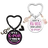 CYUXING 2 llaveros Kpop para fiestas, exquisitos regalos de cumpleaños para adolescentes, amantes de la música y mujeres. Se pueden colgar en mochilas y proteger las llaves
