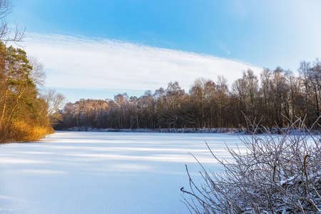 adrium Cuadro en lienzo (110 x 70 cm), diseño de The Wildbach in Wiesmoor at winter(70933827)