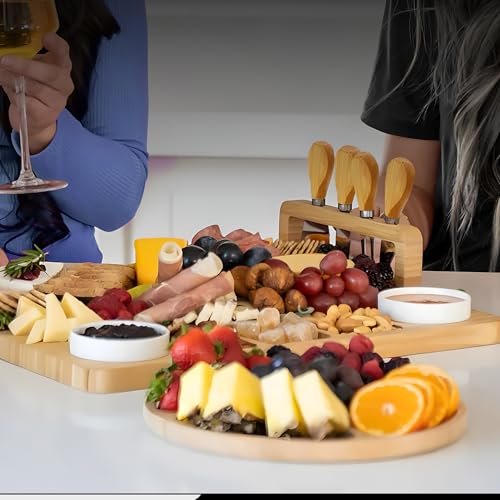 Kicinn Servierplatte aus Bambus – 35 x 28 cm Käseplatte Set mit 2 Dip-Schälchen, 4 Käsemessern, 6 Gabeln & runder Mini-Servierplatte – robust & nachhaltig, ideal für Käse & Snacks