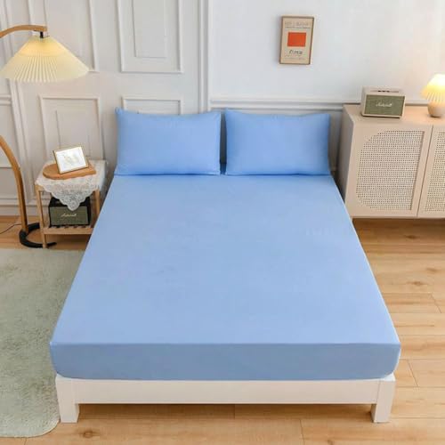 Matelas de lit double protégé par un couvre-lit bleu et sa taie d'oreiller