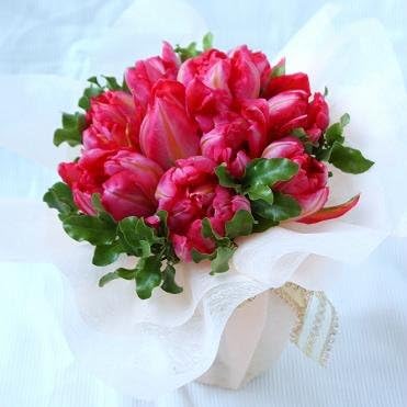 Amazon Co Jp Kobe Flower Smith Reiri 珍しい八重咲きチューリップだけで束ねたそのまま飾れるスタンドブーケ ピンク ホーム キッチン