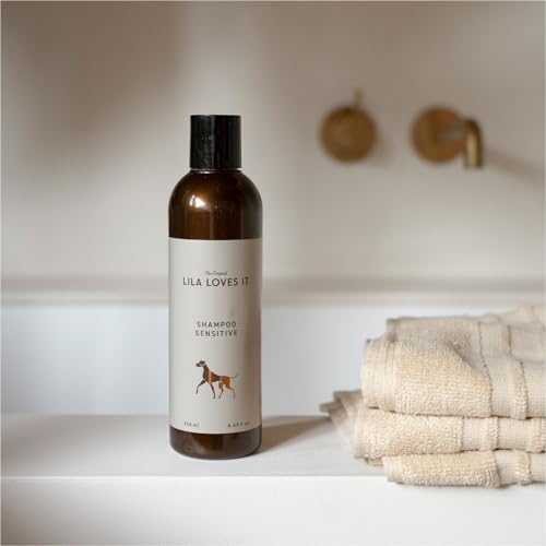 LILA LOVES IT Shampoo Sensitive für Hunde – Hundeshampoo mit Aloe Vera, Mandelöl, Ringelblume und Kamille, spendet Feuchtigkeit, wirkt beruhigend und rückfettend, 250 ml