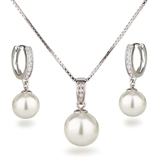 Parure da donna in argento 925 rodiato con perle bianche di Swarovski. Sia l'occhiello del ciondolo che gli orecchini sono decorati con piccoli zirconi color cristallo, che donano lucentezza.